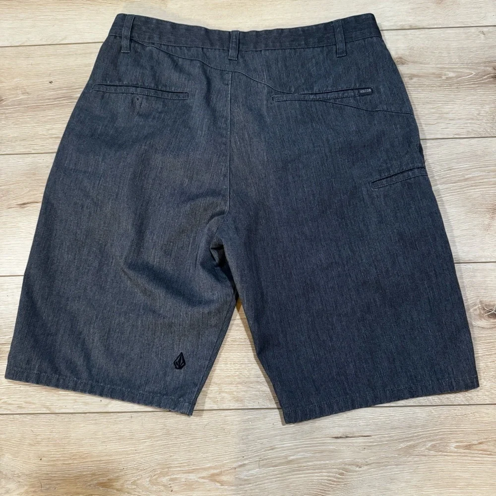 Volcom dark gray men's mid length shorts, zipper button closure, pockets, 32. - Picture 8 of 15